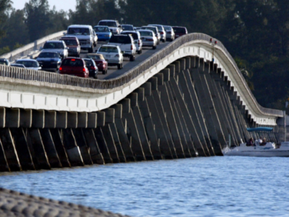 For Travel - 02/16/03 - As many as 12,000 cars a day cross the causeway from Ft. Myers to Sanibel Island. A 20 mph speedlimit guarantees a traffic jam and a trip of over an hour drivetime.(Photo By MARLIN LEVISON/Star Tribune via Getty Images)