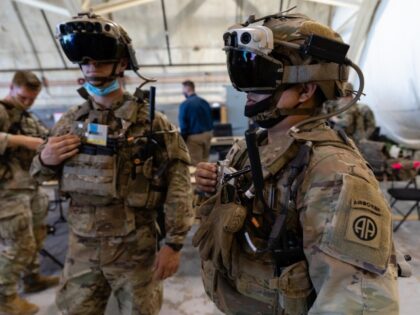 US Army Troops test Microsoft HoloLens