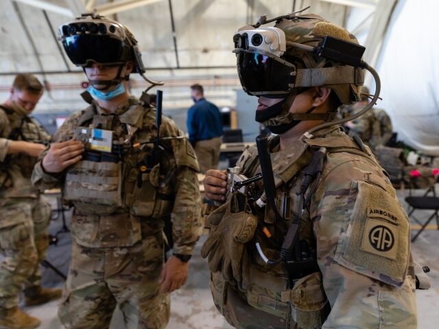 US Army Troops test Microsoft HoloLens