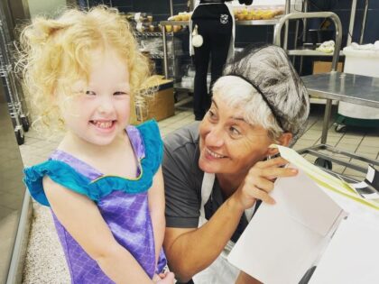 PHOTO – Baker Surprises Child with Birthday Cake amid Hurricane Ian Devastation: ‘An Amazing Heart’