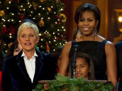 US President Barack Obama (C) and the first family sing with US singer Mariah Carey (L), TV Host Ellen Degeneres (2nd L), Italian Tenor Andrea Bocelli (R), Scottish recording artist Annie Lennox (2nd R), and US R&B singer Maxwell (3rd R) during Christmas in Washington, a charitable fundraiser and musical …