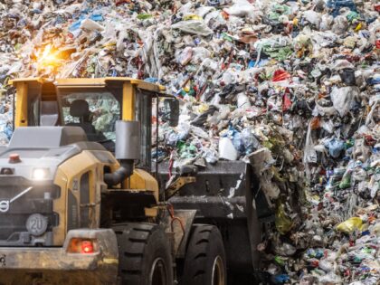 ATTENTION: EMBARGOED FOR PUBLICATION UNTIL 13 JUNE 19:00 GMT! SPERRFRIST 13.06. 19:00 - 13 June 2022, North Rhine-Westphalia, Marl: After delivery, waste mainly from the so-called "yellow bags" is transported by a wheel loader to the sorting facility for light packaging of the new environmental services company Interzero. In the …