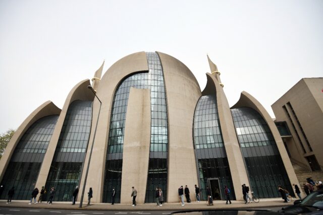 Cologne's Central Mosque is to start broadcasting out a single call to prayer over loudspe