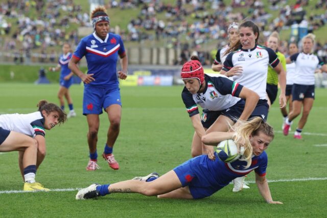 France's Joanna Grisez scores a try during their quarter-final match against Italy in Whan