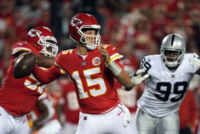 Mahomes Throws Four TDs To Kelce As NFL Chiefs Edge Raiders - Breitbart