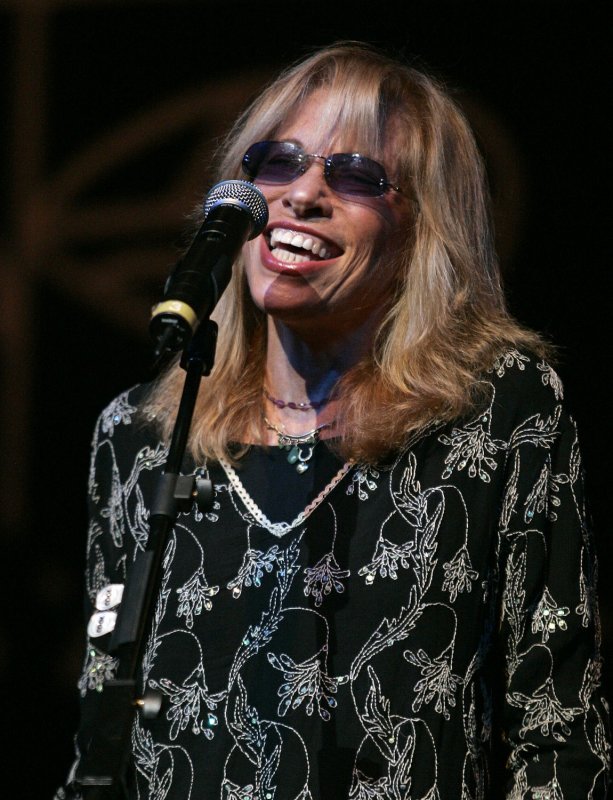 Carly Simon 'filled with sorrow' over the deaths of two sisters last week