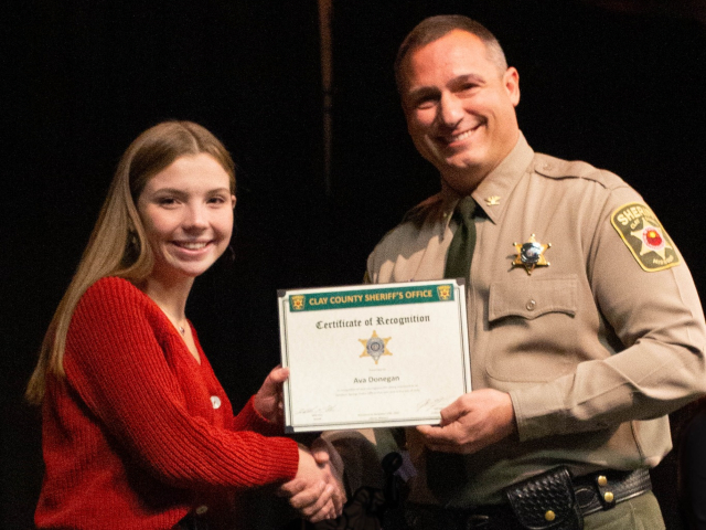 Read more about the article A teenager is being honored for putting herself in harm’s way to save a police o