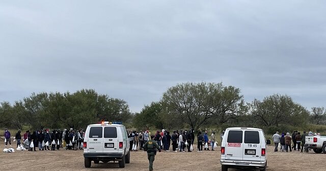 Exclusive Photos Migrants Brave Cold By Hundreds To Enter Texas Border