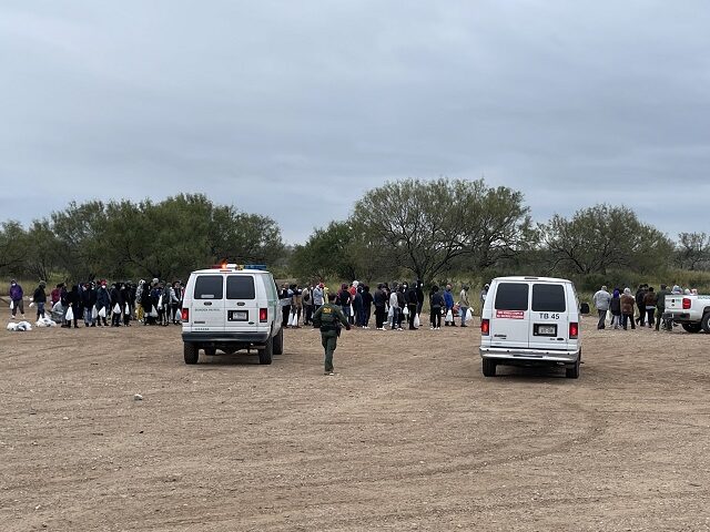 Eagle Pass Border Patrol agents prepare to process a large group of migrants. (Randy Clark