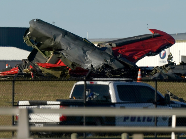 watch-two-planes-collide-mid-air-during-dallas-air-show