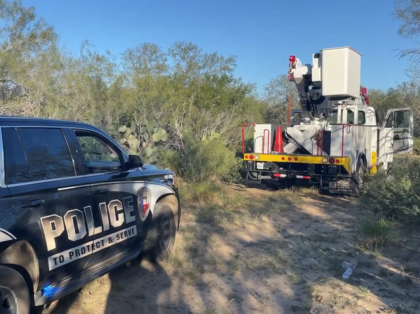 Texas police arrest a group of migrants being smuggled on a fake bucket truck. (La Salle C
