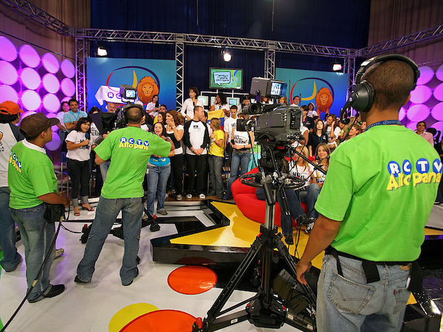 Workers of Venezuelan private station RCTV (Radio Caracas Television) broadcast part of a special farewell programme in Caracas, 27 May 2007, during their last day of transmission. Venezuela's oldest network RCTV will be shut down at midnight, after President Hugo Chavez decided not to renew its license. The frequency will …