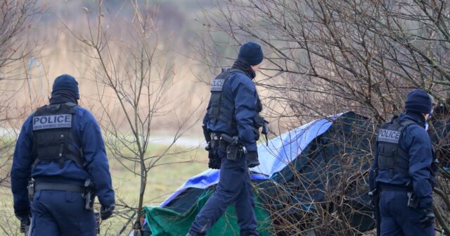 Migrants Clash With French Police in Dunkirk as They Try to Reach Britain - Vimarsana News
