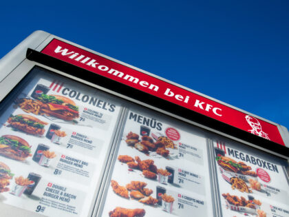 18 November 2020, North Rhine-Westphalia, Duesseldorf: Above the menu of a drive-in counter of a branch of the fast food chain Kentucky Fried Chicken (KFC) is written "Welcome to KFC". After bitter setbacks in the Corona pandemic, Germany's fast food industry wants to expand its drive-in car counters to keep …