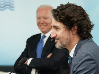 US President Joe Biden (L) and Canada's Prime Minister Justin Trudeau sit around the