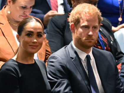 Prince Harry (R) and Meghan Markle (L), the Duke and Duchess of Sussex, attend the 2020 UN Nelson Mandela Prize award ceremony at the United Nations in New York on July 18, 2022. - The Prize is being awarded to Marianna Vardinoyannis of Greece and Doctor Morissanda Kouyate of Guinea. …