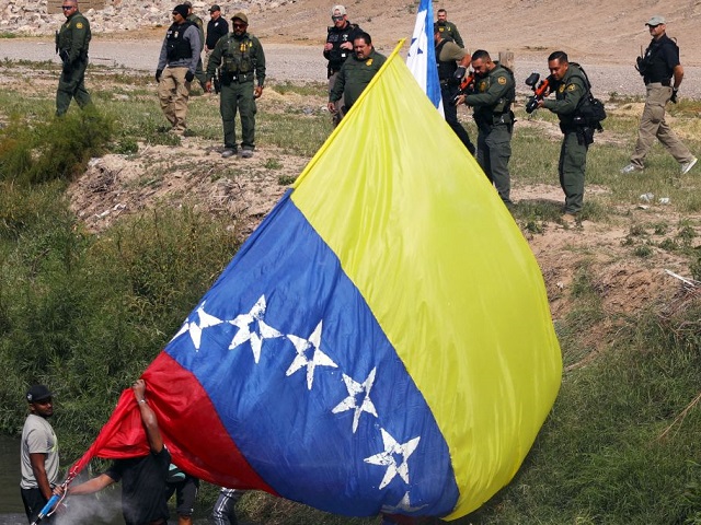 Venezuelan Migrants Attack Border Patrol Agents with Flag Pole in Texas - Vimarsana News