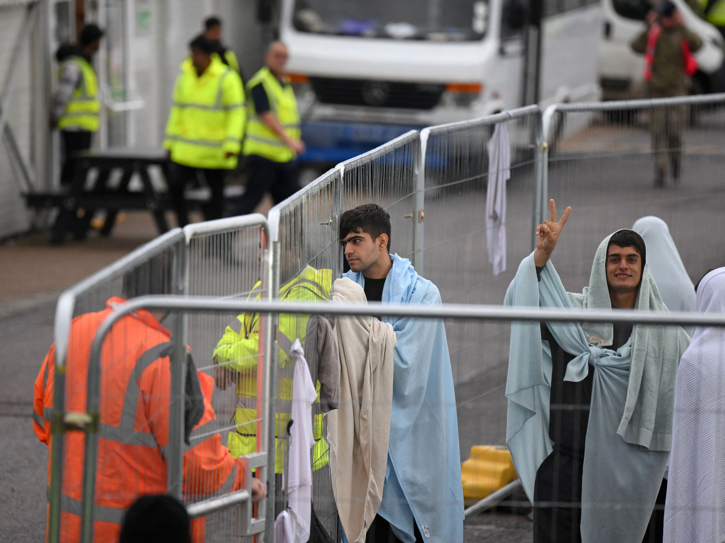 UK Govt Contractors 'Disciplined' for Trying to Sell Drugs to Migrants - Vimarsana News