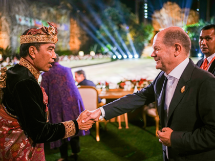Joko Widodo (l), President of Indonesia, welcomes German Chancellor Olaf Scholz (SPD, 2nd from right) to a dinner on the sidelines of the G20 summit. The group of the G20, the strongest industrialized nations and emerging economies, is meeting for two days on the Indonesian island of Bali. Photo: Kay …