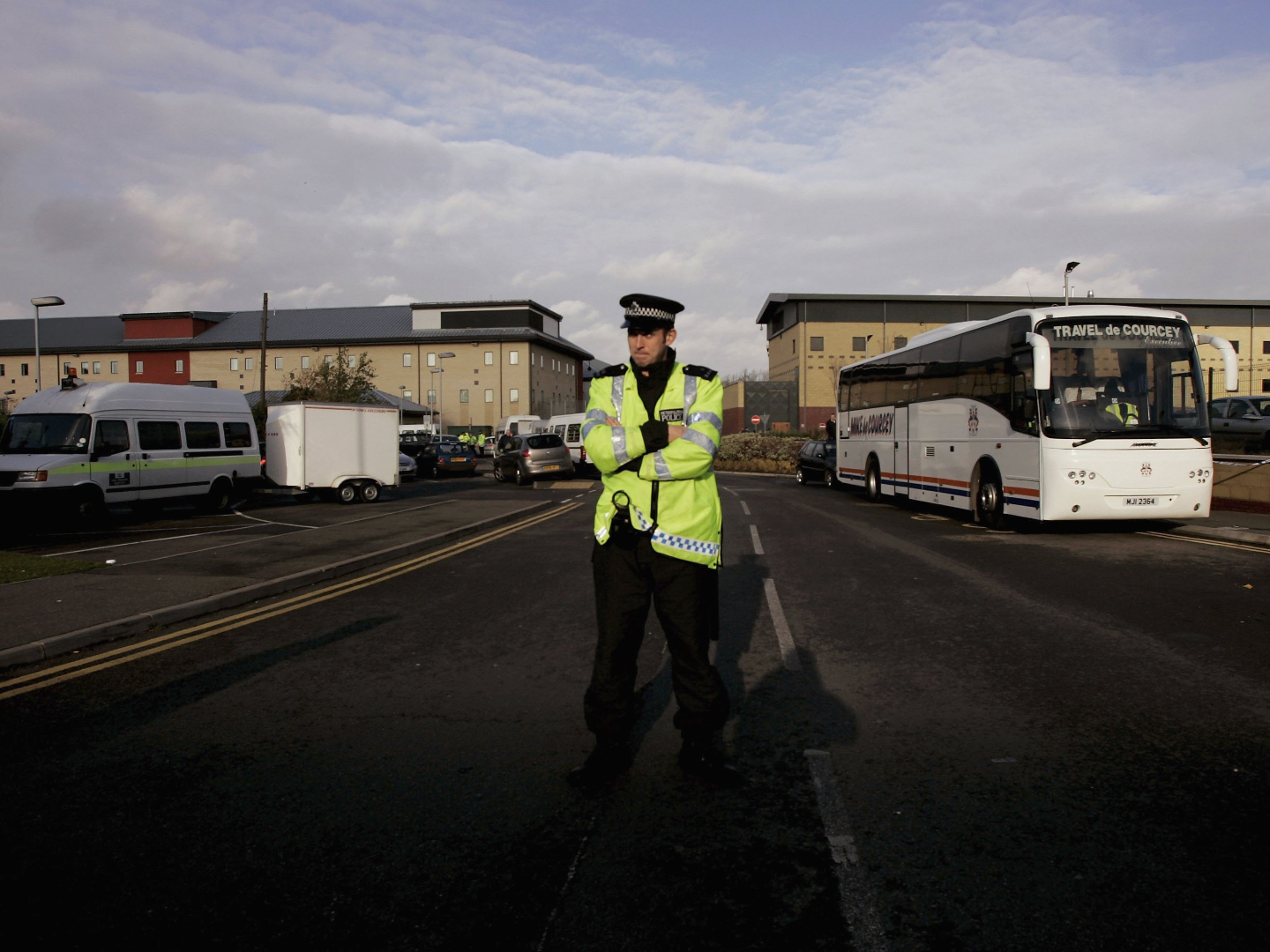 Migrants Armed with Knives Stage 'Protest' at London Detention Centre - Vimarsana News