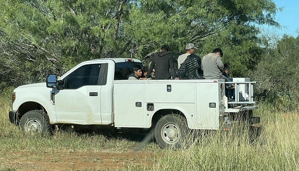 Texas police arrest a group of migrants being smuggled on a cloned work truck. (La Salle County Sheriff's Office)