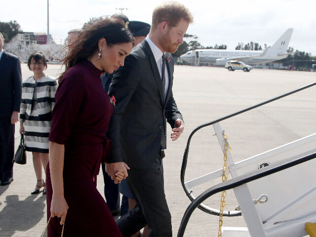 Britain's Prince Harry and his wife Meghan, the Duchess of Sussex board a plane for New Zealand from Sydney airport on October 28, 2018. - Prince Harry and his wife Meghan are travelling to New Zealand to continue their tour of the South Pacific. (Photo by Rick Rycroft / POOL …