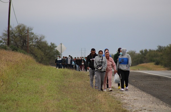 A migrant group near Eagle Pass walks along a busy highway looking for law enforcement authorities. (Randy Clark/Breitbart Texas)