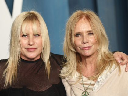 BEVERLY HILLS, CALIFORNIA - MARCH 27: (L-R) Patricia Arquette and Rosanna Arquette attend the 2022 Vanity Fair Oscar Party hosted by Radhika Jones at Wallis Annenberg Center for the Performing Arts on March 27, 2022 in Beverly Hills, California. (Photo by Arturo Holmes/FilmMagic)