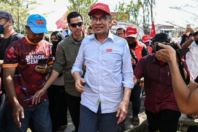 Anwar Ibrahim (C) is once again leading his party into elections with hopes of earning Mal