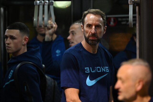 England's manager Gareth Southgate (R)
