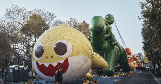 High-flying balloon characters star in Thanksgiving parade - Vimarsana News