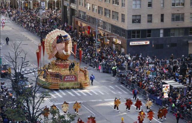 Santa, Mariah Carey wrap Macy's Thanksgiving Day Parade - Breitbart