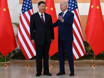 US President Joe Biden (R) and Chinese President Xi Jinping hold a meeting on the sideline
