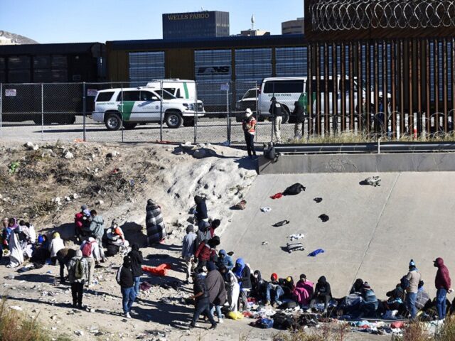 Migrants wait to cross the US-Mexico border from Ciudad Juárez, Mexico, next to U.S. Bord