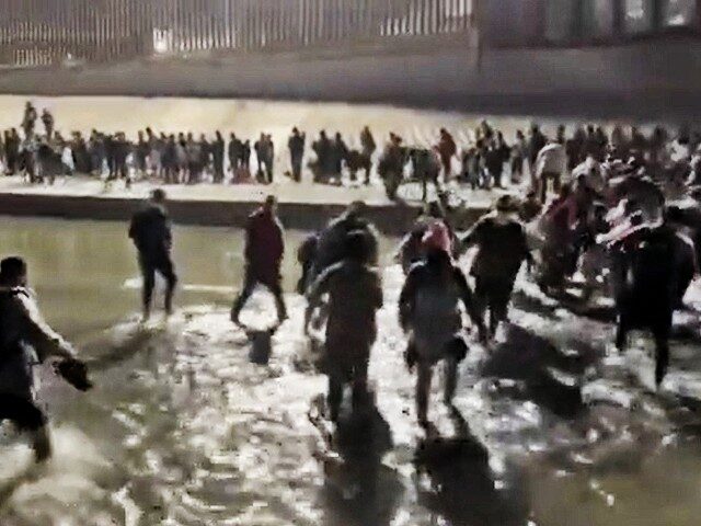 More than 1,000 migrants cross the border from Mexico to El Paso Sunday night. (Video Scre