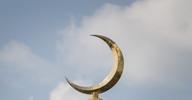 Meloni's Italy: Muslim Mob Stops Police from Shutting Down Illegal Mosque - Vimarsana News