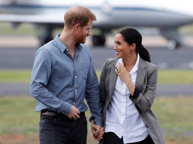 DUBBO, AUSTRALIA - OCTOBER 17: Prince Harry, Duke of Sussex and Meghan, Duchess of Sussex arrive at Dubbo Airport on October 17, 2018 in Dubbo, Australia. The Duke and Duchess of Sussex are on their official 16-day Autumn tour visiting cities in Australia, Fiji, Tonga and New Zealand. (Photo by …