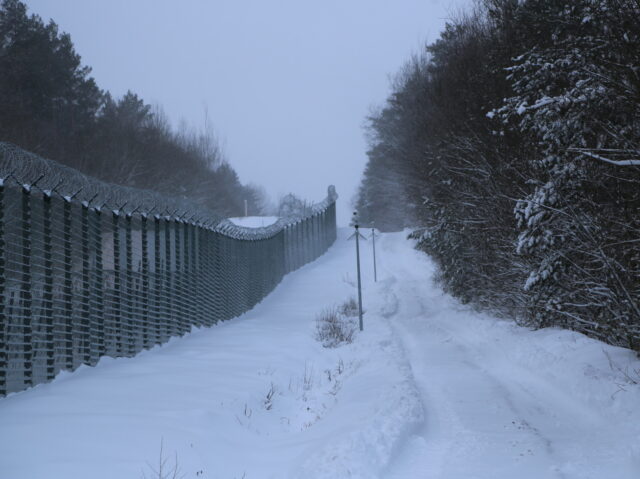 21 January 2022, Lithuania, Kurmelionys: Border fence and installations on the Lithuanian-