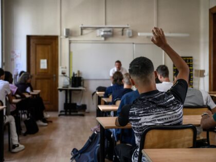 Pupils sit in a classroom on the first day of the new academic year in a Lyon highschool, on September 1, 2022. - Twelve million students go back to school today in France. "With a teacher in front of each class," the government promises, despite an unprecedented teacher recruitment crisis, …