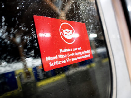 16 September 2022, Lower Saxony, Oldenburg: A sign with the inscription "Mitfahrt nur mit Mund-Nase-Bedeckung erlaubt! Protect yourself and others!" is stuck to the train door of a Deutsche Bahn (DB) ICE train at the main station. The Bundesrat votes this Friday on the new Corona rules for the fall …
