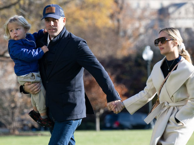 Hunter Biden, son of US President Joe Biden, carries his son Beau alongside his wife Melissa Cohen, as they disembark from Marine One upon arrival on the South Lawn of the White House in Washington, DC, December 4, 2022, after traveling from Camp David. (Photo by SAUL LOEB / AFP) (Photo by SAUL LOEB/AFP via Getty Images)
