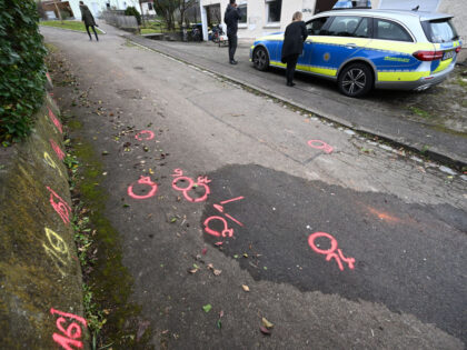 dpatop - 05 December 2022, Baden-Wuerttemberg, Illerkirchberg: Police forensics markers ar