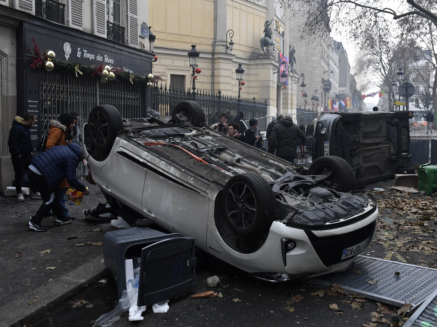 WATCH: Cars Burned, Police Attacked in Christmas Eve Riot in Paris - Vimarsana News