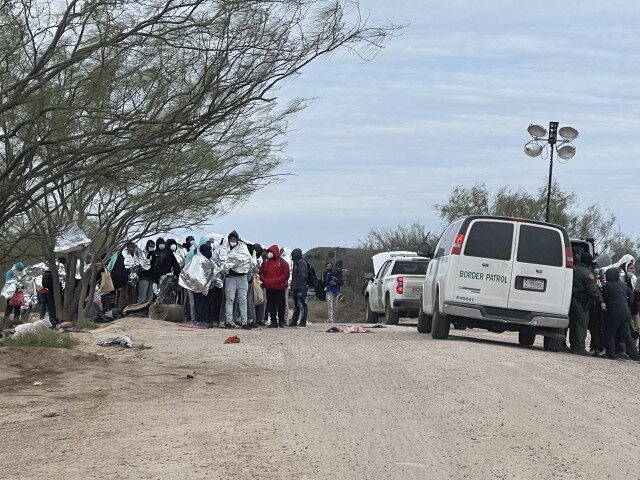 Hundreds of Migrants Cross West Texas Border River in Freezing Temps