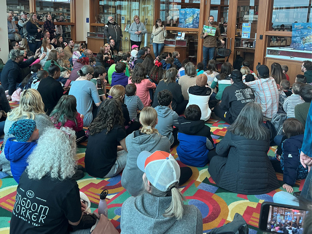 WATCH: Huge Crowd Attends Reading of Faith-Based Children's Book - Vimarsana News