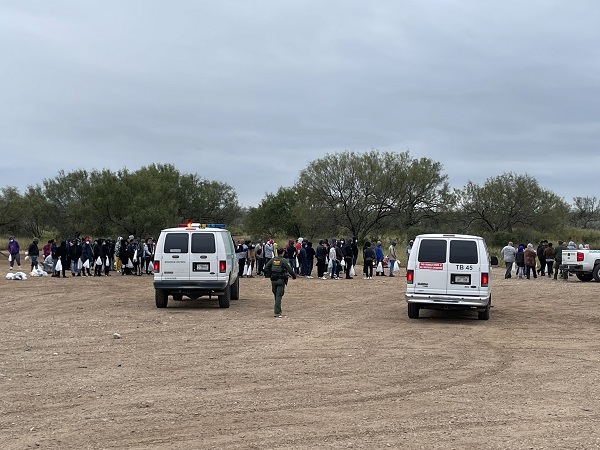 Eagle Pass Border Patrol agents apprehend a record-setting large migrant group. (Randy Clark/Breitbart Texas)