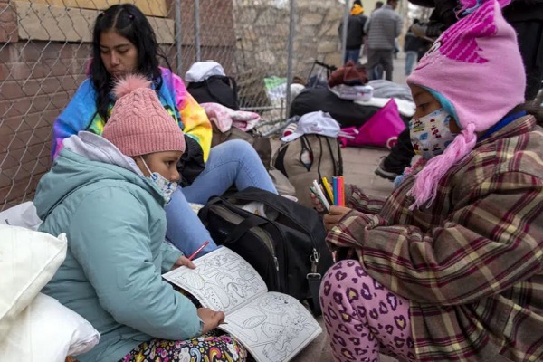 A migrant family from Venezuela waits on the streets of El Paso as temperatures fall below freezing. (AP Photo/Andres Leighton)