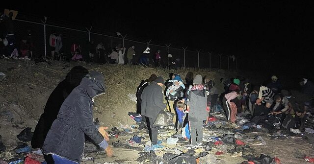 Exclusive Video 600 Migrants Cross Border In 3 Hours Into Texas Border Town 