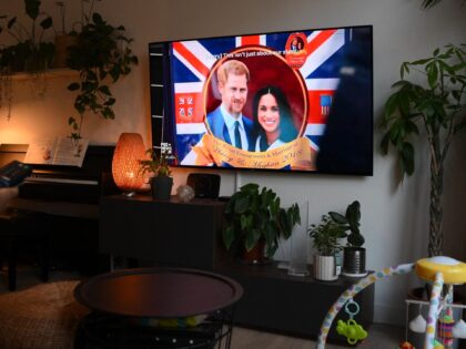 TOPSHOT - A woman poses as she watches an episode of the newly released Netflix docuseries "Harry and Meghan" about Britain's Prince Harry, Duke of Sussex, and Britain's Meghan, Duchess of Sussex, in London on December 8, 2022. - The first three episodes of a docuseries on Prince Harry and …