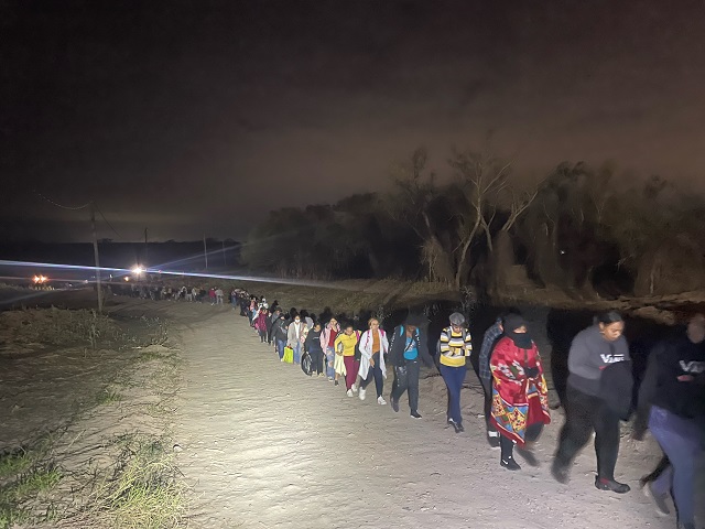 EXCLUSIVE PHOTOS: Group of 600 Migrants Cross West Texas Border - Vimarsana News